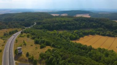 Yazın güneşli bir günde, doğu ve batı Almanya arasındaki eski sınır..