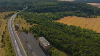 Yazın güneşli bir günde, doğu ve batı Almanya arasındaki eski sınır..
