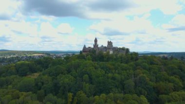 Almanya 'daki Braunfels şehrinin havadan görünüşü ve kalesi, sping gününde..