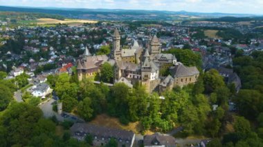 Almanya 'daki Braunfels şehrinin havadan görünüşü ve kalesi, sping gününde..