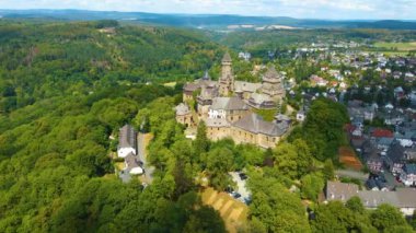 Almanya 'daki Braunfels şehrinin havadan görünüşü ve kalesi, sping gününde..