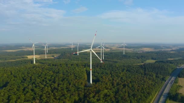 Almanya Rüzgar Türbinleri Yazın Güneşli Bir Günde Bavyera Bir Otobanın — Stok video