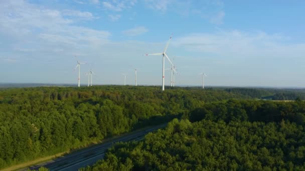 Turbinas Eólicas Alemania Día Soleado Verano Baviera Junto Una Autopista — Vídeos de Stock