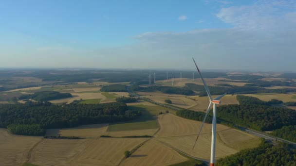 Almanya Rüzgar Türbinleri Yazın Güneşli Bir Günde Bavyera Bir Otobanın — Stok video