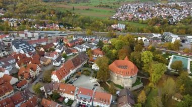  Almanya 'nın Sachsenheim şehrinin havadan görünüşü, güneşli bir sonbahar gününde Baden-Wrttemberg 