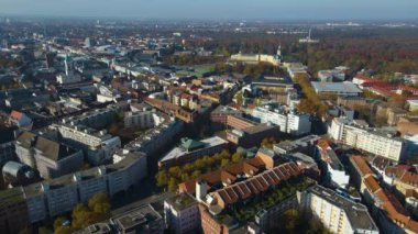 Almanya 'nın merkezindeki Karlsruhe şehrinin hava manzarası, güneşli bir sonbahar gününde Baden-Wuerttemberg 