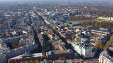 Almanya 'nın merkezindeki Karlsruhe şehrinin hava manzarası, güneşli bir sonbahar gününde Baden-Wuerttemberg 