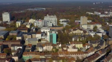 Almanya 'nın merkezindeki Karlsruhe şehrinin hava manzarası, güneşli bir sonbahar gününde Baden-Wuerttemberg