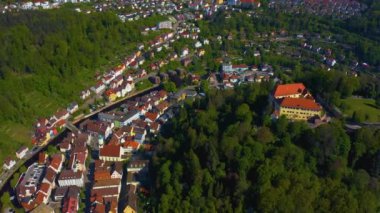 Neuenbuerg köyünün havadan görünüşü baharın güneşli bir gününde Almanya 'nın Karadeniz ormanında