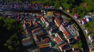 Neuenbuerg köyünün havadan görünüşü baharın güneşli bir gününde Almanya 'nın Karadeniz ormanında