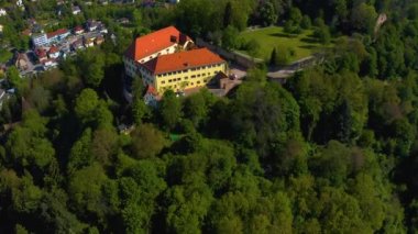 Neuenbuerg köyünün havadan görünüşü baharın güneşli bir gününde Almanya 'nın Karadeniz ormanında