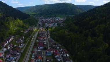 Almanya 'daki Kara Orman' da Calmbach şehri etrafındaki hava manzarası