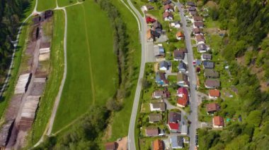 Almanya 'da güneşli bir bahar günü Kara Orman' da şehrin havadan görünüşü.