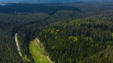 Almanya 'da bulutların olduğu güneşli bir günde Kara Orman' ın etrafındaki hava manzarası