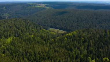 Almanya 'da bulutların olduğu güneşli bir günde Kara Orman' ın etrafındaki hava manzarası