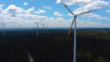 Yazın güneşli bir günde Almanya 'daki Kara Orman' daki Rüzgar Türbinlerinin hava manzarası.