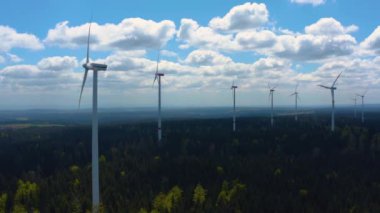 Yazın güneşli bir günde Almanya 'daki Kara Orman' daki Rüzgar Türbinlerinin hava manzarası.