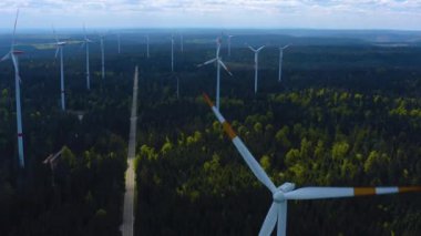 Yazın güneşli bir günde Almanya 'daki Kara Orman' daki Rüzgar Türbinlerinin hava manzarası.