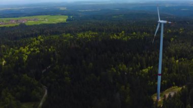 Yazın güneşli bir günde Almanya 'daki Kara Orman' daki Rüzgar Türbinlerinin hava manzarası.