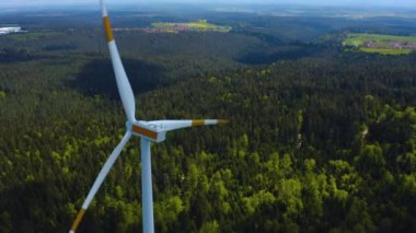 Yazın güneşli bir günde Almanya 'daki Kara Orman' daki Rüzgar Türbinlerinin hava manzarası.