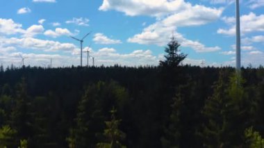 Yazın güneşli bir günde Almanya 'daki Kara Orman' daki Rüzgar Türbinlerinin hava manzarası.