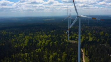 Yazın güneşli bir günde Almanya 'daki Kara Orman' daki Rüzgar Türbinlerinin hava manzarası.