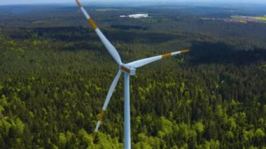 Yazın güneşli bir günde Almanya 'daki Kara Orman' daki Rüzgar Türbinlerinin hava manzarası.