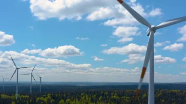 Yazın güneşli bir günde Almanya 'daki Kara Orman' daki Rüzgar Türbinlerinin hava manzarası.