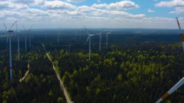 Yazın güneşli bir günde Almanya 'daki Kara Orman' daki Rüzgar Türbinlerinin hava manzarası.