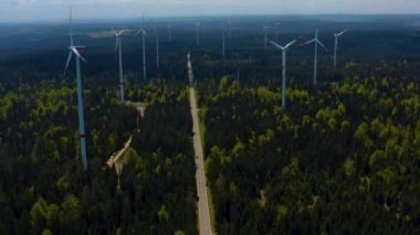 Yazın güneşli bir günde Almanya 'daki Kara Orman' daki Rüzgar Türbinlerinin hava manzarası.
