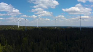 Yazın güneşli bir günde Almanya 'daki Kara Orman' daki Rüzgar Türbinlerinin hava manzarası.