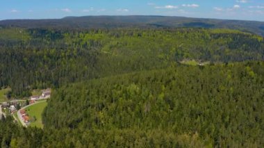 Almanya 'da bulutların olduğu güneşli bir günde Kara Orman' ın etrafındaki hava manzarası
