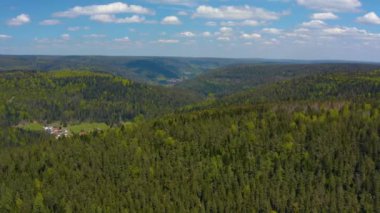 Yazın güneşli bir günde Almanya 'daki Kara Orman' daki Rüzgar Türbinlerinin hava manzarası.