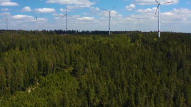 Yazın güneşli bir günde Almanya 'daki Kara Orman' daki Rüzgar Türbinlerinin hava manzarası.