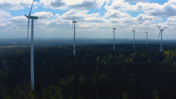 Luchtfoto Van Windturbines Het Zwarte Bos Duitsland Een Zonnige Dag — Stockvideo