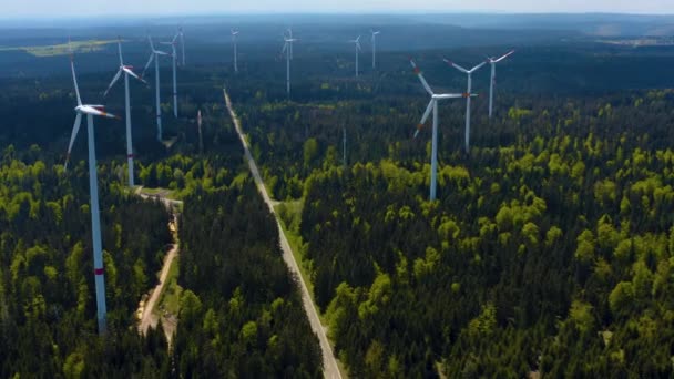 夏天阳光灿烂的日子里 德国黑森林中风力涡轮机的空中景观 — 图库视频影像