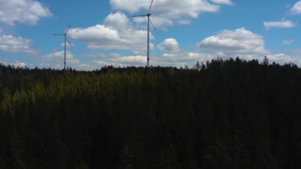 Luftaufnahme Von Windkraftanlagen Schwarzwald Einem Sonnigen Sommertag — Stockvideo