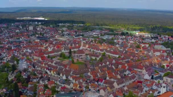 黒い森の中の街Freudenstadtの空中広い景色 いくつかの雲と夏の晴れた日にドイツ — ストック動画