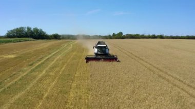 Hasat makinesi yazın sonunda tarladan geçiyor..