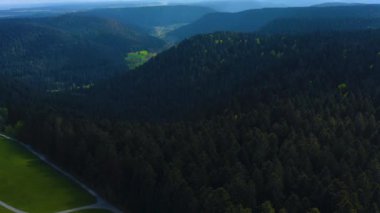 Almanya 'da bulutların olduğu güneşli bir günde Kara Orman' ın etrafındaki hava manzarası