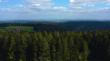 Almanya 'da bulutların olduğu güneşli bir günde Kara Orman' ın etrafındaki hava manzarası