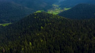 Almanya 'da bulutların olduğu güneşli bir günde Kara Orman' ın etrafındaki hava manzarası