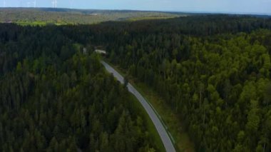 Almanya 'da bulutların olduğu güneşli bir günde Kara Orman' ın etrafındaki hava manzarası