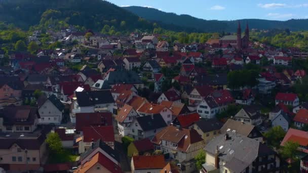 Luftaufnahme Der Stadt Forbach Schwarzwald Einem Sonnigen Sommertag Mit Wolken — Stockvideo