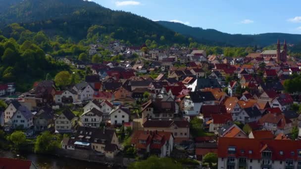 雲と夏の晴れた日にドイツの黒い森の中の街Forbachの空中広い景色 — ストック動画