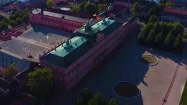 Rastatt şehir merkezinin güneşli bir yaz öğleden sonrasında Almanya 'daki sarayının hava manzarası..