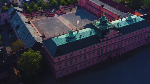 夏の晴れた午後遅くにドイツの宮殿とダウンタウンラスタットの空中ビュー — ストック動画