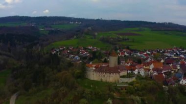 Almanya 'da Oppenweiler Kalesi ve Reichenberg Kalesi' nin havadan görünüşü. Geç vakitte bulutlu bir günde 