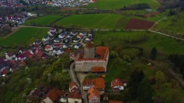 Almanya 'da Oppenweiler Kalesi ve Reichenberg Kalesi' nin havadan görünüşü. Geç vakitte bulutlu bir günde 