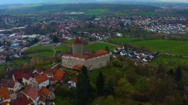 Almanya 'da Oppenweiler Kalesi ve Reichenberg Kalesi' nin havadan görünüşü. Geç vakitte bulutlu bir günde 